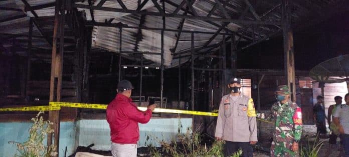 ditinggal_minum_kopi_ke_warung_rumah_di_tapsel_terbakar