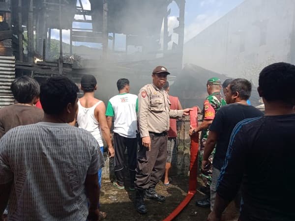 ditinggal_penghuninya_satu_unit_rumah_di_pahae_habis_terbakar