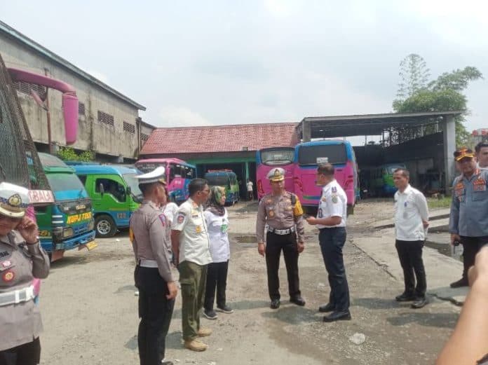 ditlantas_polda_sumut_sidak_pool_bus_di_jalan_sm_raja_medan