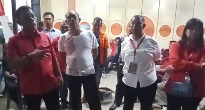 ditolak_kpu_massa_pendukung_masinton_pasaribu_mahmud_efendi_bubar_dini_hari