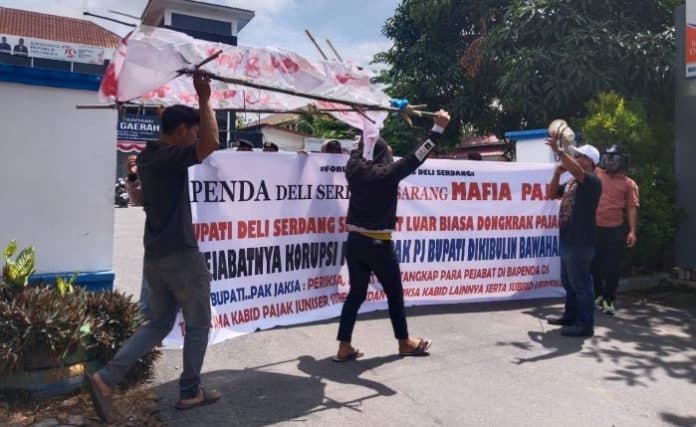 dituding_tukangi_pajak_bapenda_deli_serdang_dihadiahi_kerenda_mayat