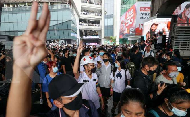 dituduh_hina_raja_thailand_polisi_panggil_12_pemimpin_demo