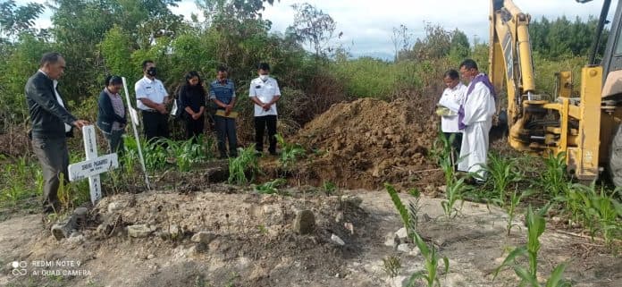 ditunggu_selama_3_hari_mayat_antonius_simanjuntak_akhirnya_dikuburkan_pemkab_dairi
