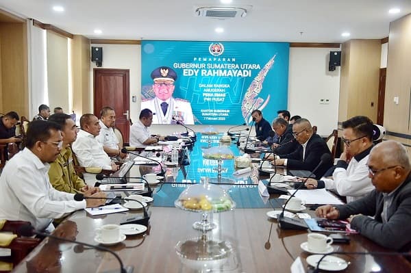 diuji_satu_jam_oleh_pwi_edy_rahmayadi_raih_pena_emas_dengan_predikat_cumlaude