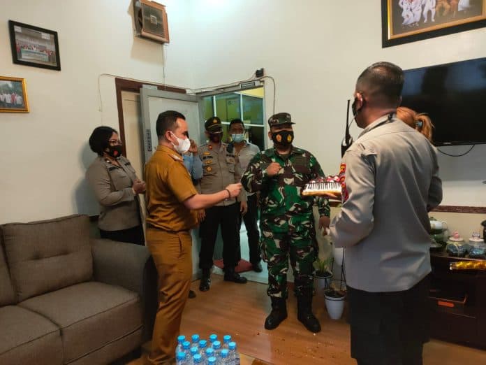 diundang_rapat_danramil_medan_timur_justru_diberi_kue_hut_tni