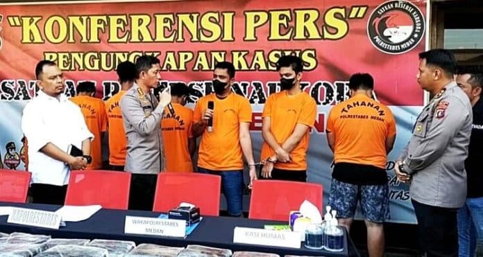 diupah_rp7_juta_per_kg_kedua_tersangka_ini_ngaku_2_kali_selundupkan_sabu_ke_medan