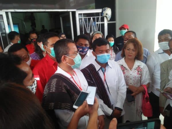 diusung_pdip_perindo_dan_pkpi_paslon_poltak_tonny_resmi_mendaftar_ke_kpu_toba
