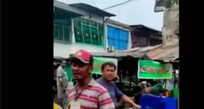 diviralkan_warga_jukir_tampar_dan_ludahi_pengunjung_di_pajak_palapa_medan
