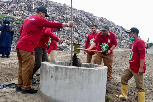 dkp_kota_medan_bersih_bersih_dan_tanam_bibit_pohon_di_tpa_terjun