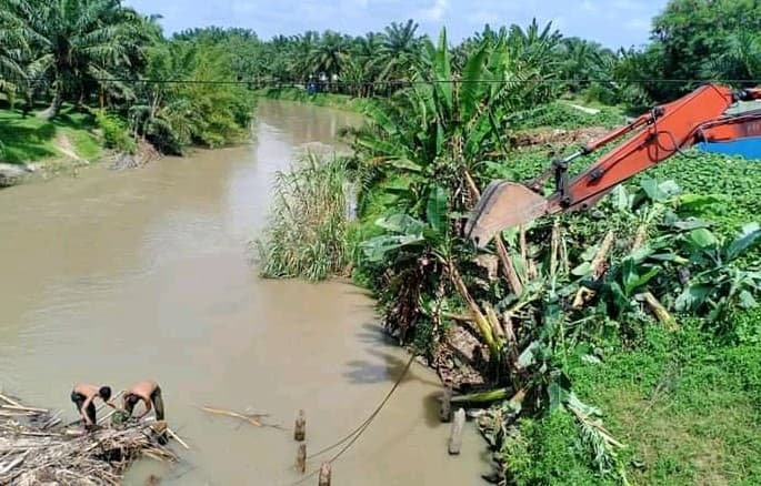 dlhp_batu_bara_bersihkan_tunggul_bekas_jembatan_darurat_sei_tanjung