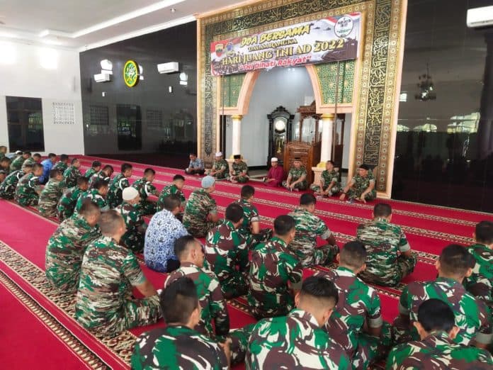 doa_bersama_hari_juang_tni_ad_danrem_022pt_sampaikan_3_pedoman_untuk_prajurit
