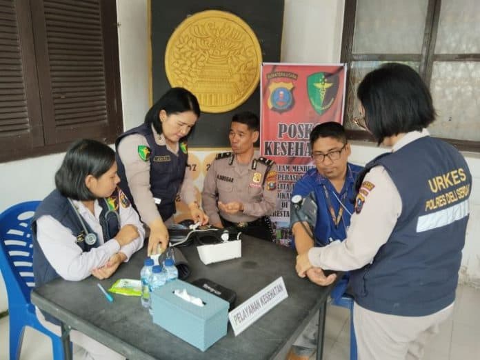 dokkes_polda_sumut_periksa_kesehatan_petugas_hitung_pleno_di_kecamatan