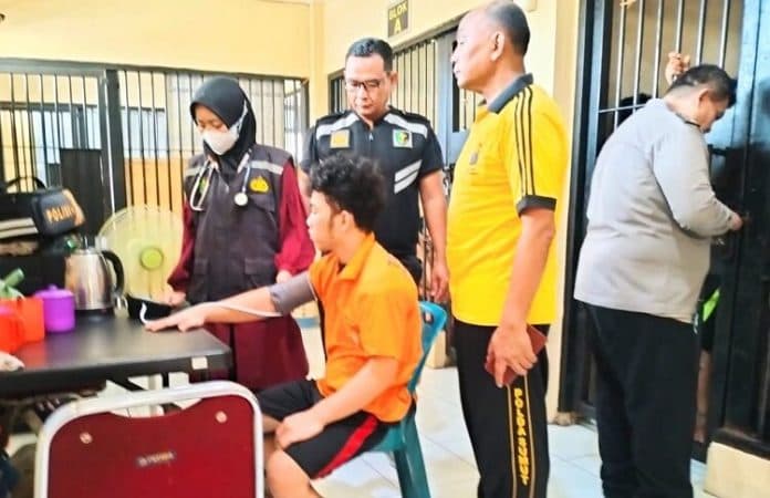 dokkes_polres_batu_bara_cek_kesehatan_6_tahanan_diberi_obat_dan_vitamin