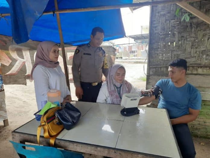 dokkes_polres_labusel_periksa_kesehatan_masyarakat