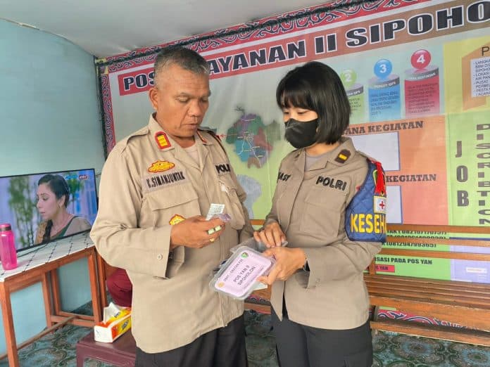 dokkes_polres_taput_cek_kesehatan_petugas_pos_di_operasi_lilin_toba_2022