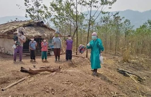 dokter_di_thailand_mendaki_gunung_seberangi_sungai_obati_gejala_covid_19