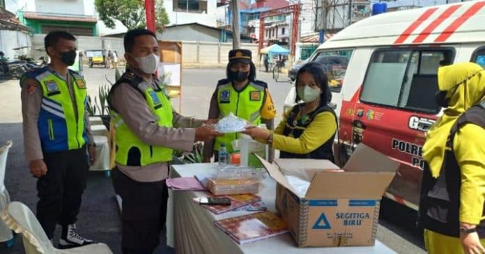 dokter_kesehatan_klinik_polres_tebing_tinggi_suplai_obat_obatan_ke_pos_yan_stasiun_kereta_api