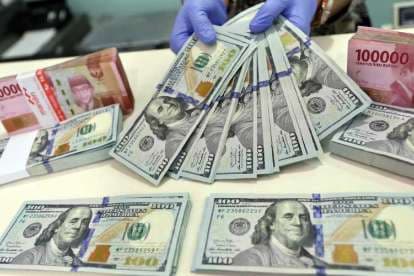 dolar_melemah_di_pasar_global_rupiah_gagal_menguat