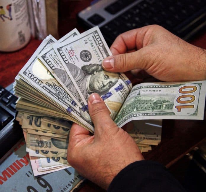 dolar_melemah_pasar_cari_petunjuk_dari_the_fed_dan_ecb