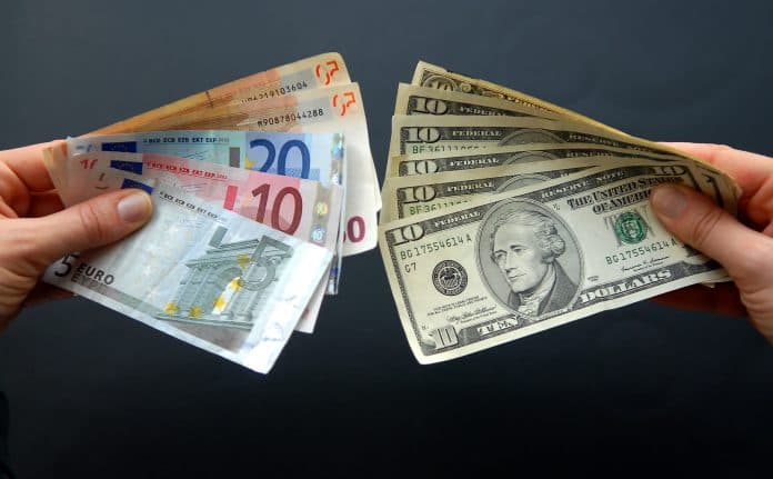dolar_terhadap_euro_menuju_penurunan_sesi_keempat_beruntun
