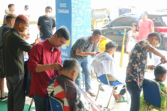 dongkrak_ekonomi_kreatif_pasar_titi_kuning_gelar_pangkas_gratis