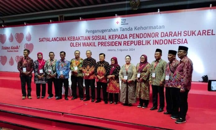 donorkan_darah_100_kali_wanita_siantar_terima_penghargaan_dari_presiden