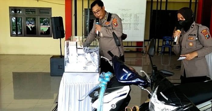 door_prize_gebyar_vaksinasi_presisi_polresta_deli_serdang_berhadiah_sepeda_motor