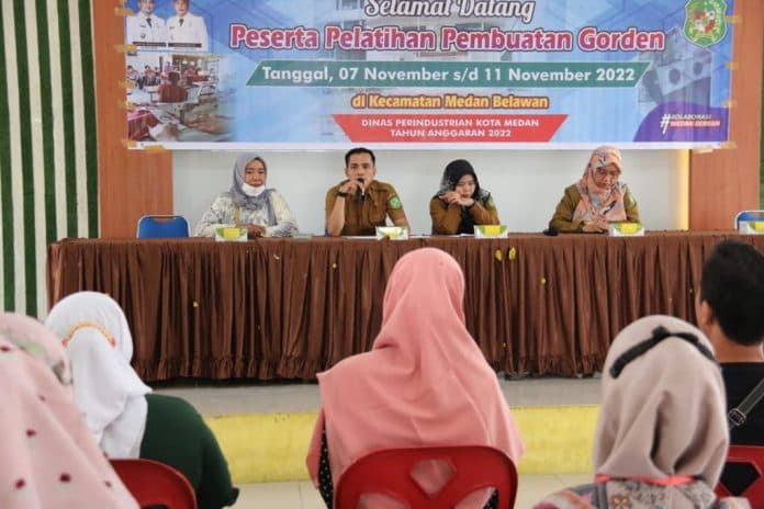 dorong_ekonomi_kreatif_warga_belawan_dapat_pelatihan_pembuatan_gorden
