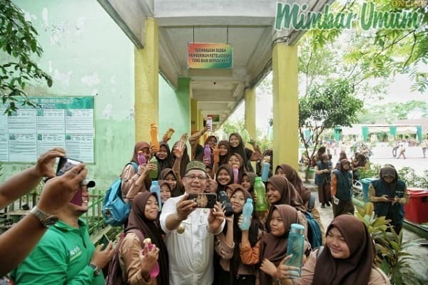 dorong_murid_cintai_lingkungan_akhyar_beri_hadiah_uang_dan_kaos