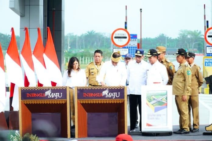dorong_pertumbuhan_ekonomi_jokowi_resmikan_2_ruas_tol_di_batu_bara