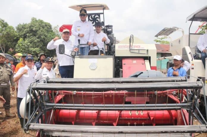 dorong_produksi_dan_ketersediaan_pj_gubernur_sumut_tanam_cabai_di_desa_serdang