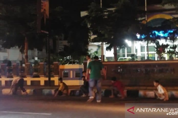 dorrr_polisi_beri_tembakan_peringatan_puluhan_remaja_tawuran_kucar_kacir