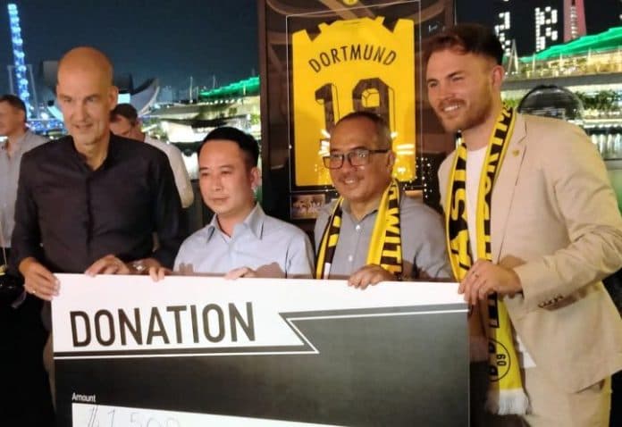 dortmund_lelang_kostum_julian_brandt_untuk_donasi_korban_kanjuruhan