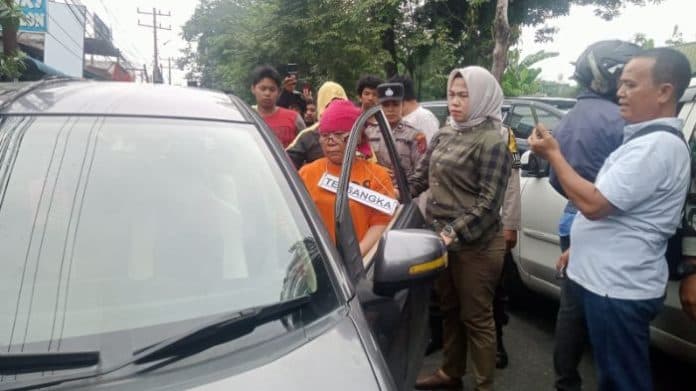 dosen_bunuh_suaminya_direkonstruksi_23_adegan_polisi_buru_pelaku_lain