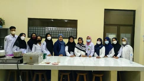 dosen_farmasi_usu_edukasi_mahasiswa_membuat_kosmetik_berbahan_alami