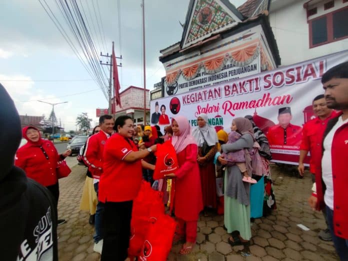 dpc_pdip_kabupaten_karo_salurkan_400_paket_sembako