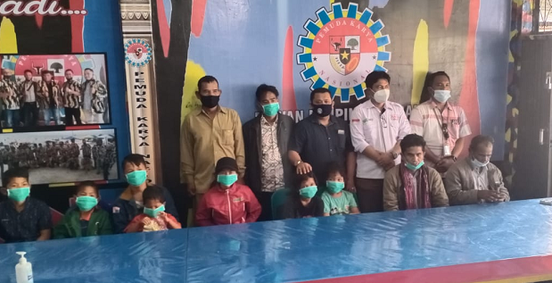 dpc_pkn_samosir_bantu_anak_korban_pembunuhan_rianto_simbolon_rp10_juta