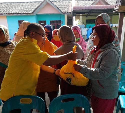 dpd_partai_golkar_deli_serdang_berbagi_tali_asih_dengan_warga