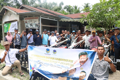 dpd_partai_nasdem_asahan_serahkan_3_hand_traktor_bantu_kelompok_petani