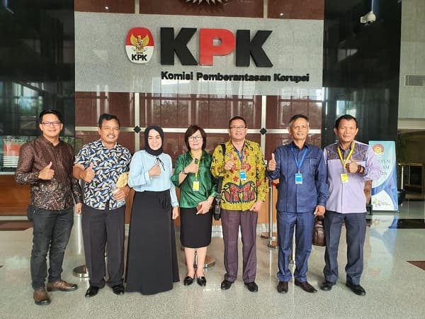 dprd_antar_laporan_dugaan_korupsi_wali_kota_siantar_ke_kpk