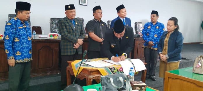 dprd_bersama_bupati_dairi_setujui_perda_apbd_2023