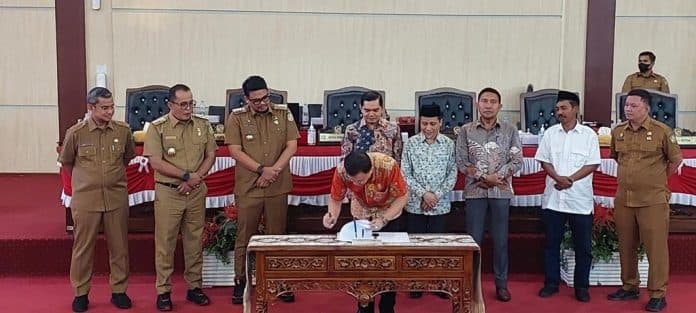 dprd_dan_pemko_medan_teken_ranperda_penetapan_zonasi_aktivitas_pkl