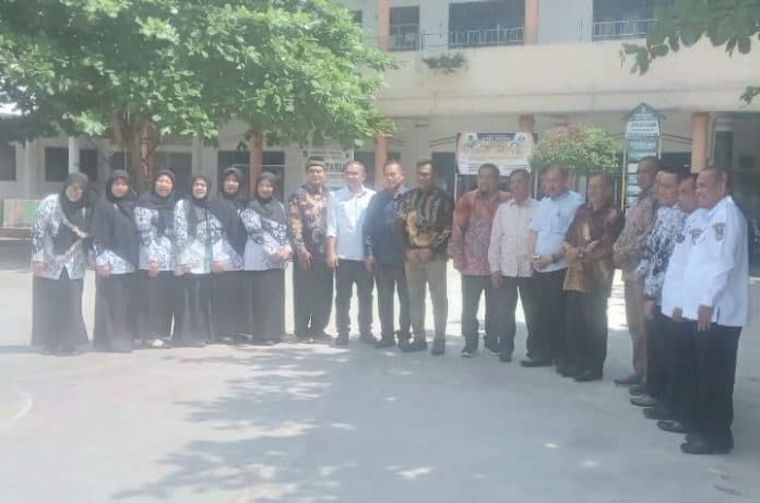 dprd_kota_tebing_tinggi_tinjau_efektifitas_penggunaan_televisi_interaktif_era_digital_di_dua_sekolah