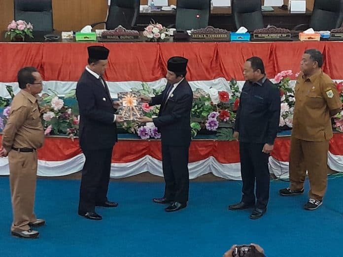 dprd_pakpak_bharat_serahkan_hasil_laporan_reses_ii_ke_pemkab
