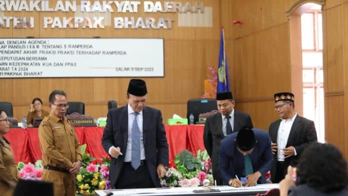 dprd_pakpak_sahkan_lima_ranperda_menjadi_perda