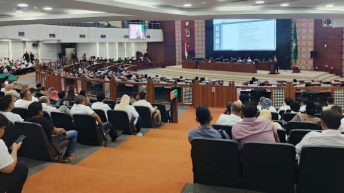 dprd_sumut_bacakan_sk_penetapan_erni_ariyanti_sebagai_ketua_definitif