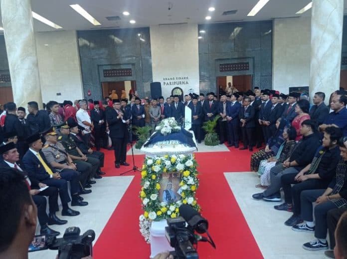dprd_sumut_dan_gubernur_edy_berikan_penghormatan_terakhir_pada_saut_bangkit_purba