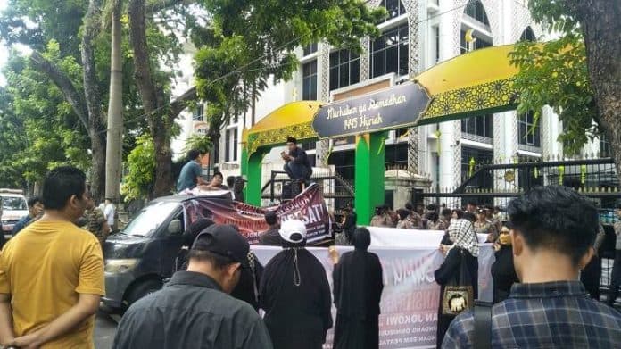 dprd_sumut_didemo_massa_desak_cabut_uu_omnibus_law_dan_lengserkan_jokowi