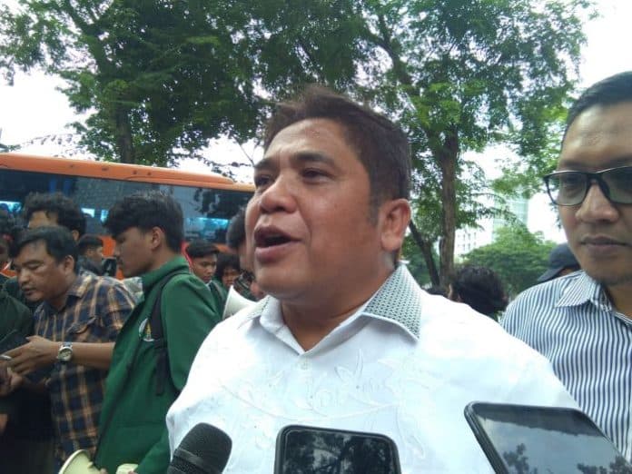 dprd_sumut_sampaikan_tuntutan_massa_minta_ketua_mk_mundur_ke_presiden