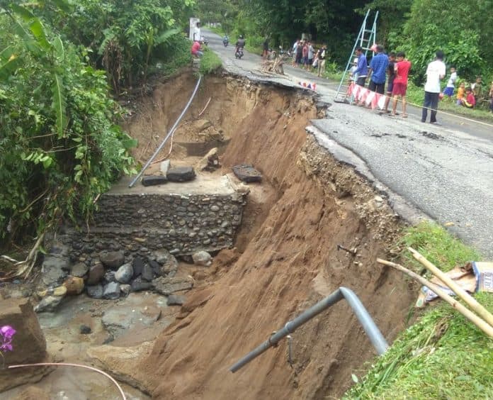 dprd_sumut_tinjau_jalan_nyaris_putus_akibat_longsor_di_tanah_jawa